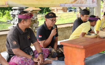Ketua Bawaslu Karangasem dalam Konsolidasi Demokrasi di Desa Linggawana