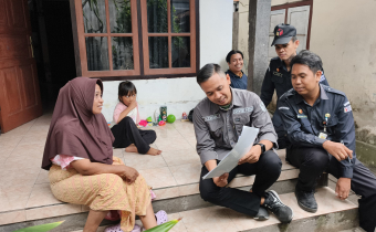 Azwardi melakukan konfirmasi data pemilih kepada salah satu warga