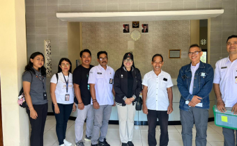 Diana Devi bersama perbekel Desa Selumbung