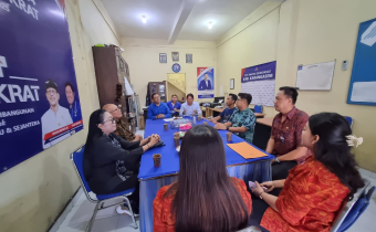 Diskusi Konsolidasi Demokrasi di Sekretariat DPC Partai Demokrat Karangasem