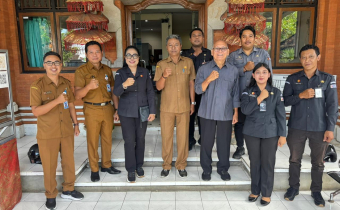 Foto bersama dengan Disdukcapil Karangasem