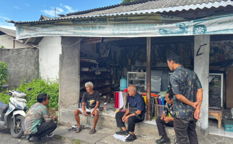 Ketua Bawaslu Karangasem berdiskusi dengan salah satu pedagang di Pasar Karangsokong