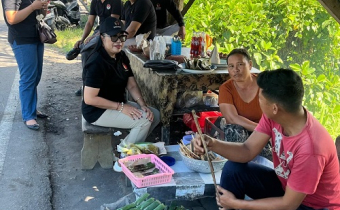 Diana Devi dan tim saat berdiskusi dengan dagang sate di Desa Tumbu