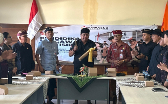 Putra Wiratma membuka acara P2P Luring Bawaslu Karangasem Tahun 2026