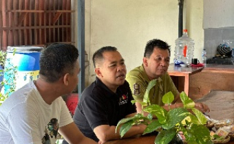 Azwardi (baju putih) dalam Konsolidasi Demokrasi dengan mahasiswa himpunan PMII di Bawaslu Bali