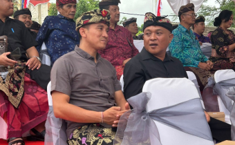 Ari Ardana (Kanan) dalam pembukaan HUT Kota Amlapura ke-386 