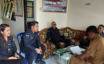 Pimpinan berdiskusi dengan perangkat desa Tegallinggah