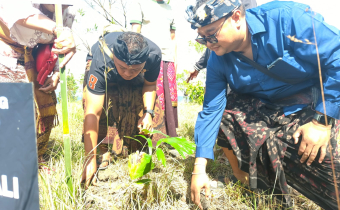 Pimpinan dan Korsek Bawaslu Karangasem melakukan penanaman pohon di Pura Pasar Agung, Bangli