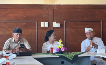 Suardika (kanan) saat menyampaikan pembuka dalam diskusi bersama FKUB Kabupaten Karangasem 