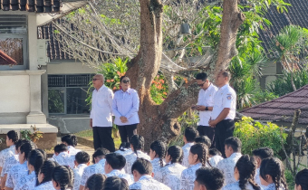 Ketua Bawaslu Karangasem, I Nengah Putu Suardika dan Kordiv HPS, Diana Devi siap melaksanakan sosialisasi di SMA N 3 AMLAPURA 
