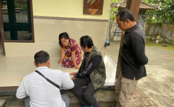 Kadek Arianta melakukan verifikasi langsung terhadap data pemilih di Desa Nyuh Tebel