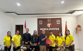 Pimpinan Bawaslu Karangasem menyerahkan bendera kepada Peradah Karangasem usai penandatanganan PKS