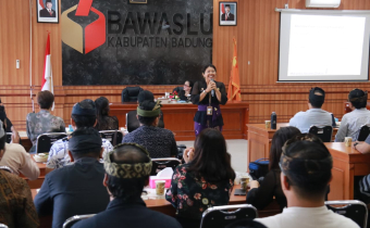 sesi materi pada pelatihan public speaking dalam acara rapat kehumasan Bawaslu
