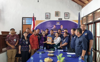 Penyerahan barcode JDIH usai diskusi dengan DPD Partai NasDem