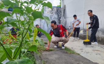 Jajaran Sekretariat membersihkan kebun Bawaslu Karangasem
