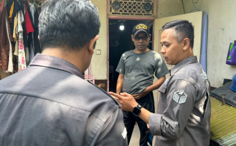 Azwardi (Tengah) melakukan cross check data pemilih di salah satu rumah warga