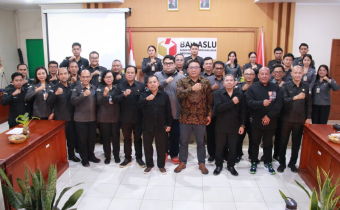Foto Bersama Usai Monev PPID di Bawaslu Provinsi Bali