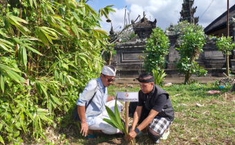 Azwardi (kiri) saat melakukan penanaman pohon dalam JALA BAli di Gianyar
