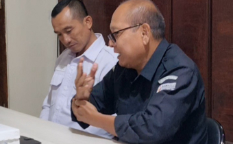 Ketua Bawaslu Karangasem dalam memaparkan pendapatnya dalam diskusi di Kesbangpol