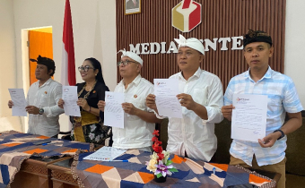 Pimpinan Bawaslu Karangasem usai Tandatangani IKU
