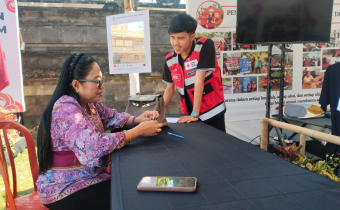 Diana Devi berdiskusi dengan staf PMI Kabupaten Karangasem 