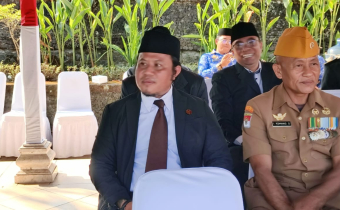 Kadek Arianta (kiri) dalam upacara penurunan bendera pada Senin (17/8)