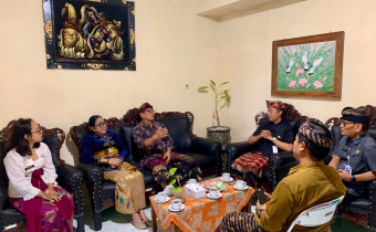 Suasana pertemuan Bawaslu Karangasem dengan Kadiskominfo Kabupaten Karangasem pada Kamis (6/8)