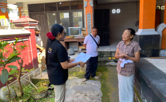 Diana Devi (baju hitam) melakukan uji sampling langsung kepada salah satu penduduk di Desa Duda (26/8)