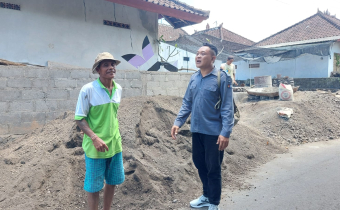 Ari Ardana (kanan) tengah berbincang dengan Ayah salah satu warga yang diuji petik