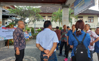 Suardika (kiri) bersama undangan lainnya dalam pelantikan pengurus PWI 2026-2029