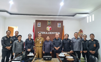 Foto bersama usai rapat KIP di Bawaslu Kabupaten Karangasem 