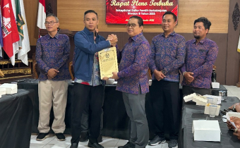 Azwardi Natta (Jaket navy) menerima BA pleno dari KPU usai hadiri pleno rekapitulasi pemutakhiran data pemilih berkelanjutan di KPU Karangasem 