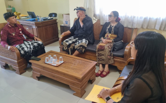 Pimpinan Bawaslu Karangasem berkoordinasi dengan Camat Karangasem (Baju merah)