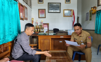 Azwardi (kiri) diskusi dengan lurah padangkerta (kanan)