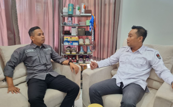 Diskusi antara Kordiv P2H Bawaslu Karangasem (kiri) dengan KPU Karangasem