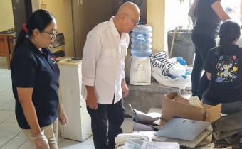 Ketua Bawaslu dan Kordiv HPS Bawaslu Karangasem dalam aksi bersih-bersih arsip kantor