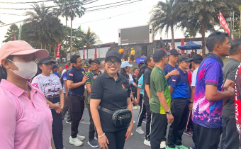 Diana Devi (tengah) hadir dalam acara HUT TNI ke 81 di Jalur 11