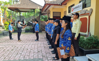 Suasana apel peringatan hari kesaktian Pancasila di Bawaslu Karangasem, Kamis (1/9)