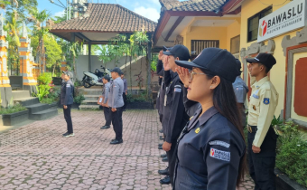 Suasana Apel Pagi pada Senin (12/10) di Halaman Bawaslu Karangasem